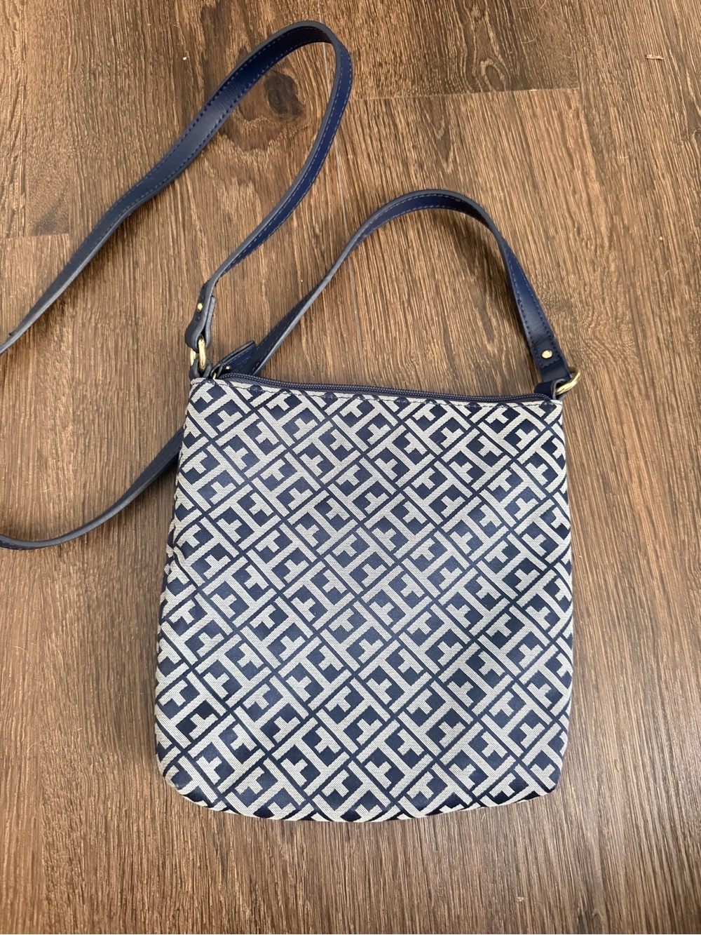 Tommy Hilfiger Navy Crossbody with Red & White Stripe and Gold Logo - Picture 4 of 5